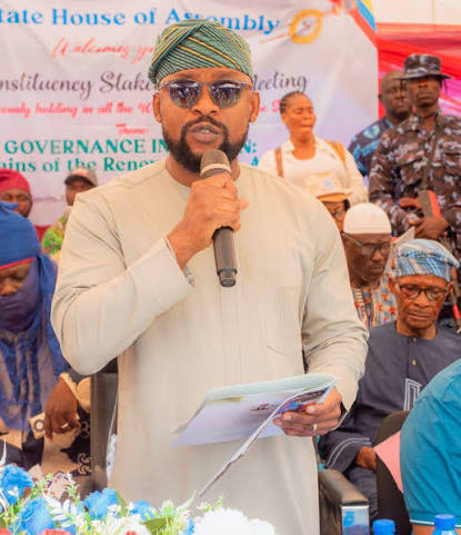 Hon. Sabur Akanbi Oluwa addressing a constituency stakeholders meeting